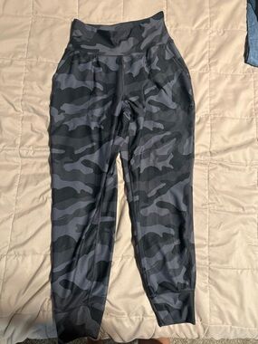 Old Navy women’s Black & Charcoal Camo Joggers